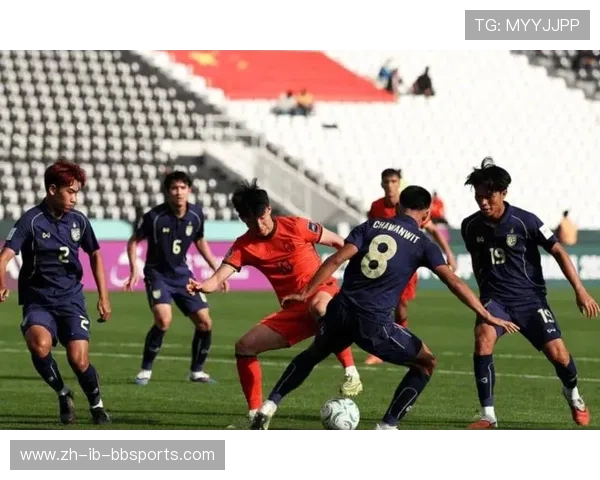 足球比赛中的全员防守与进攻推进